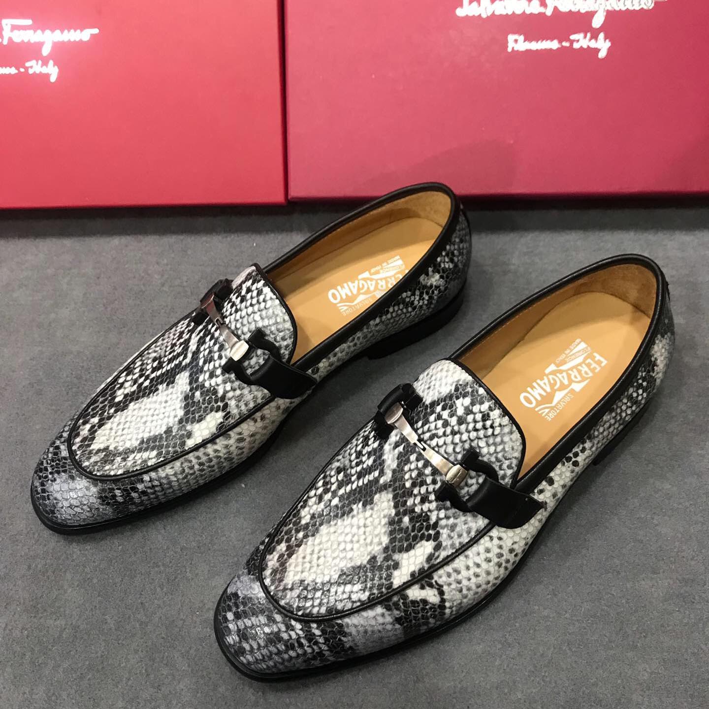 FERRAGAMO 페레가모 간치니 모카신 02B656 713594